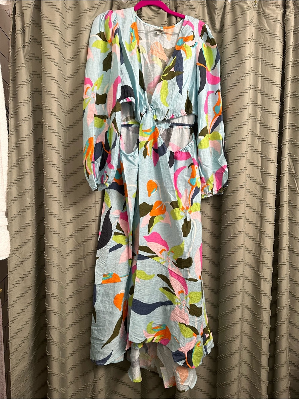 A new day dress size XL
Flowy and fun print
Long sleeves
From target